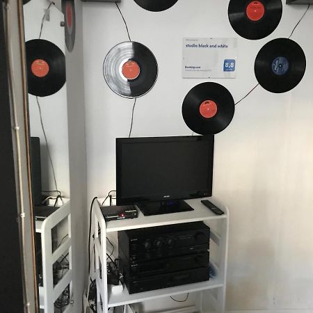 Studio Black And White Apartment Lodz  Luaran gambar
