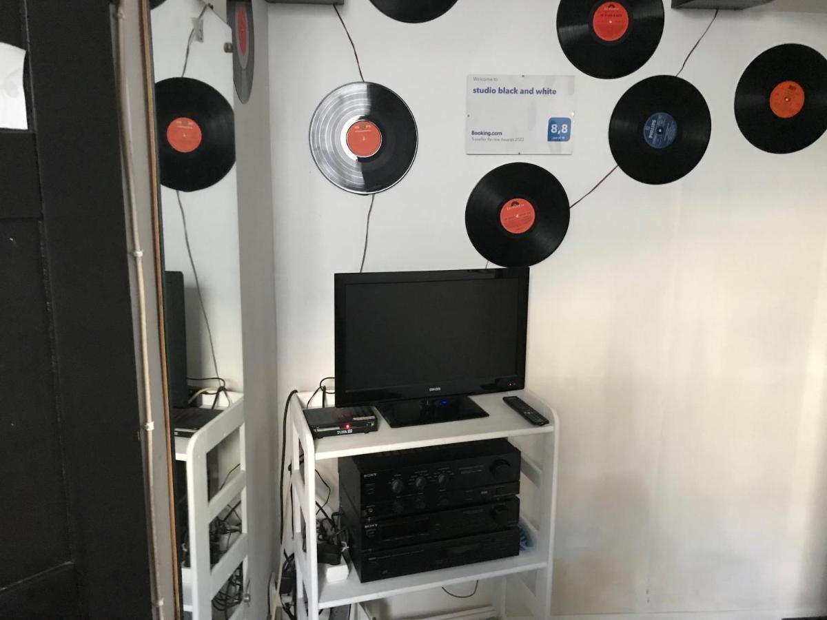 Studio Black And White Apartment Lodz  Luaran gambar