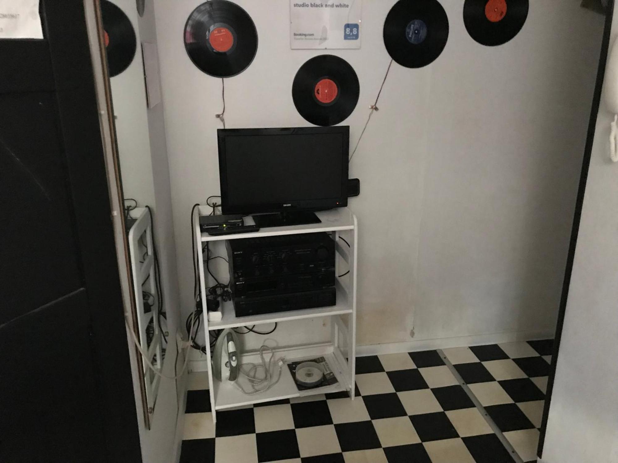 Studio Black And White Apartment Lodz  Luaran gambar